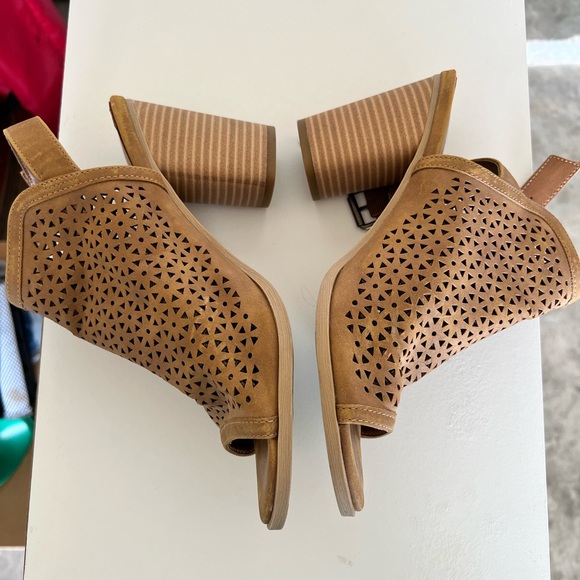 Universal Thread Heals - Picture 5 of 6